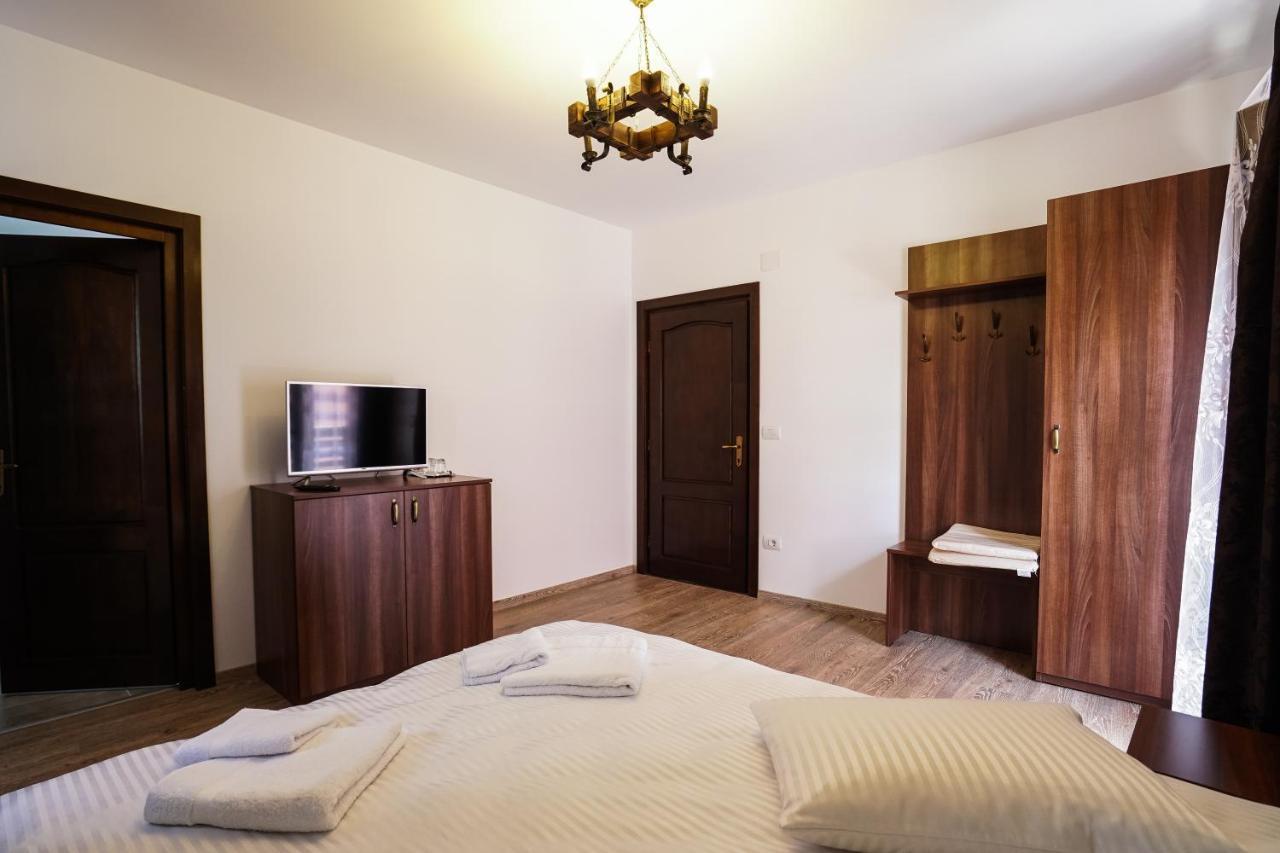 Pensiunea Trei Lalele Moisei Exterior foto