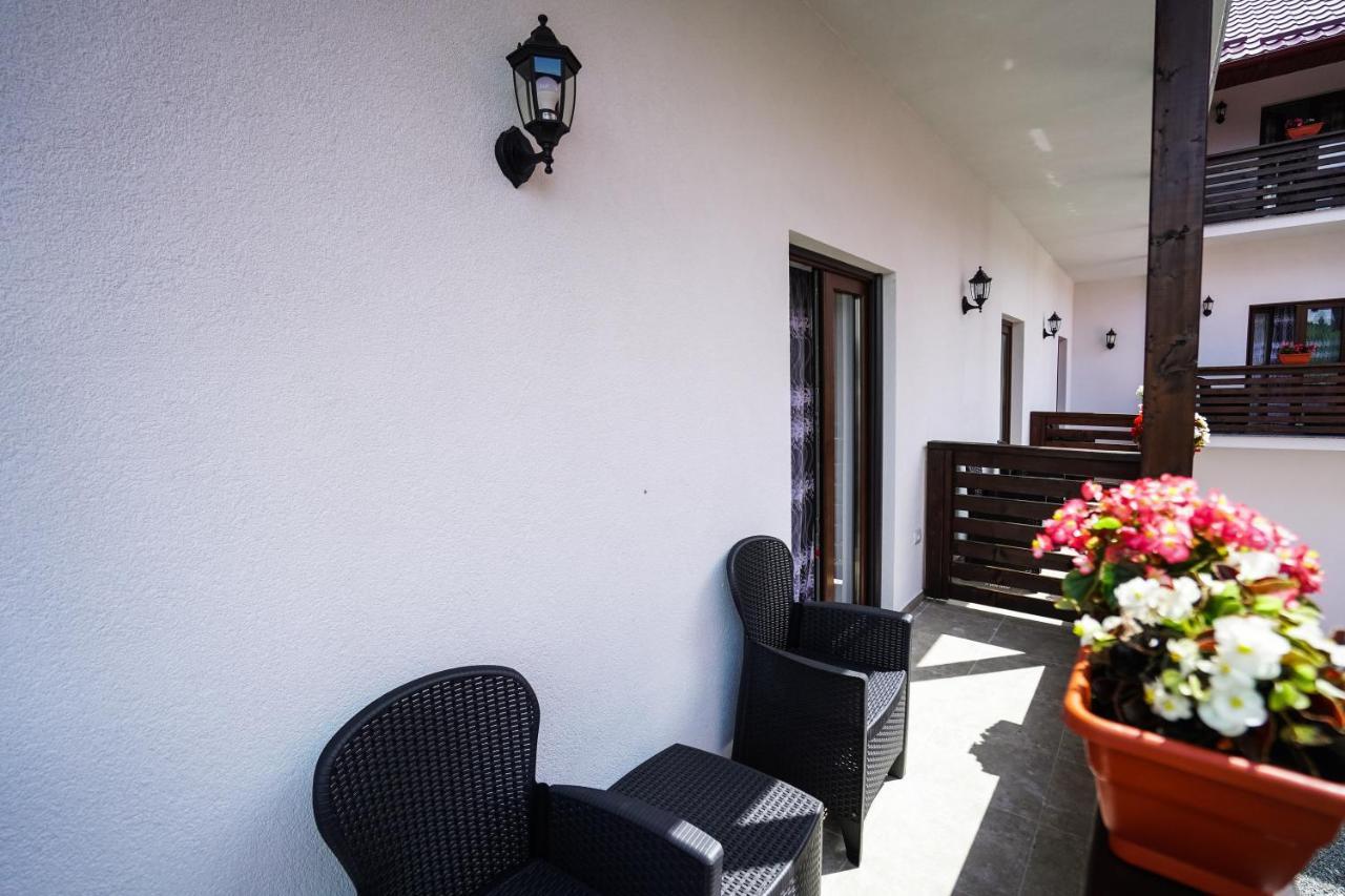Pensiunea Trei Lalele Moisei Exterior foto