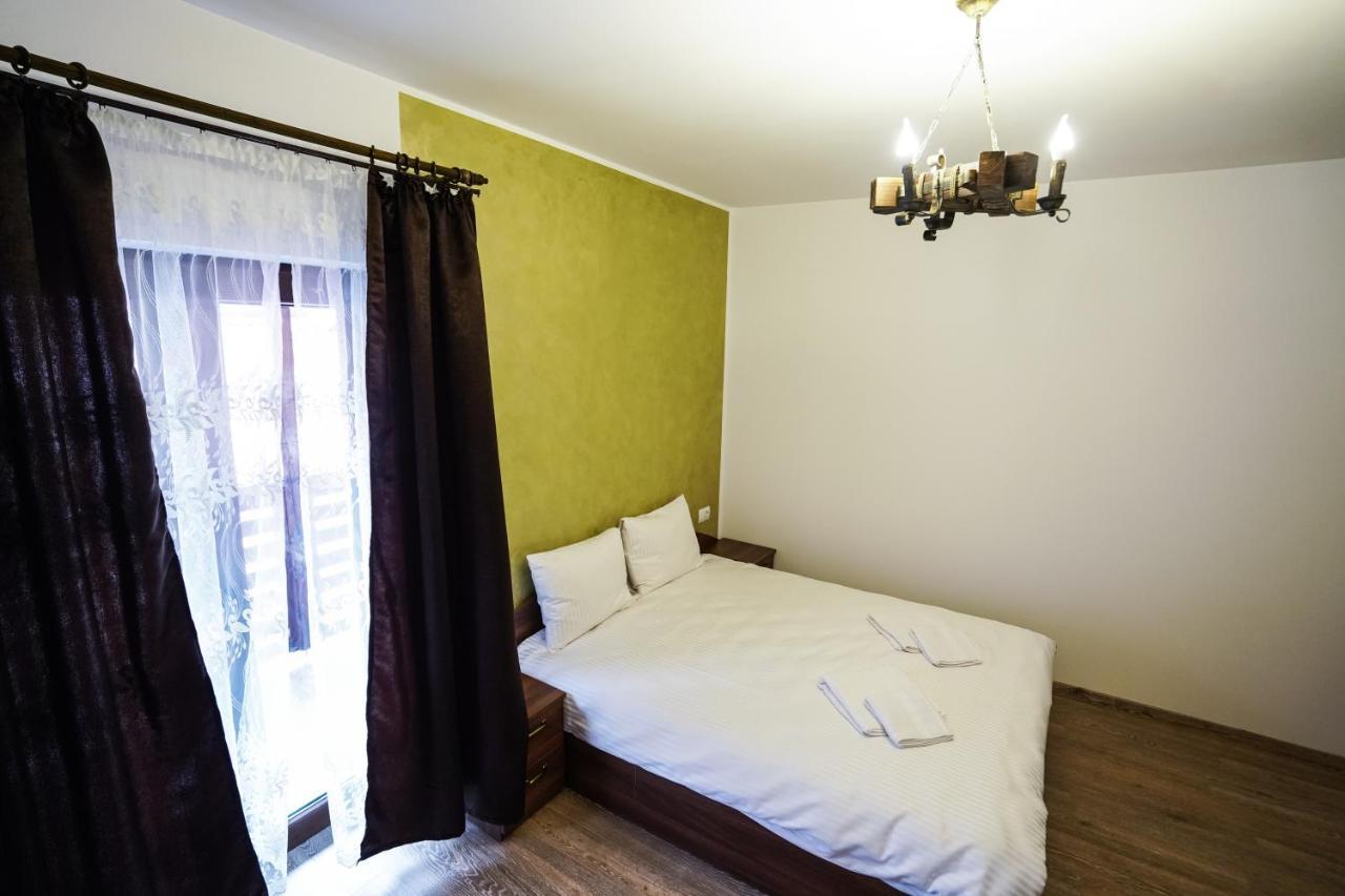 Pensiunea Trei Lalele Moisei Exterior foto