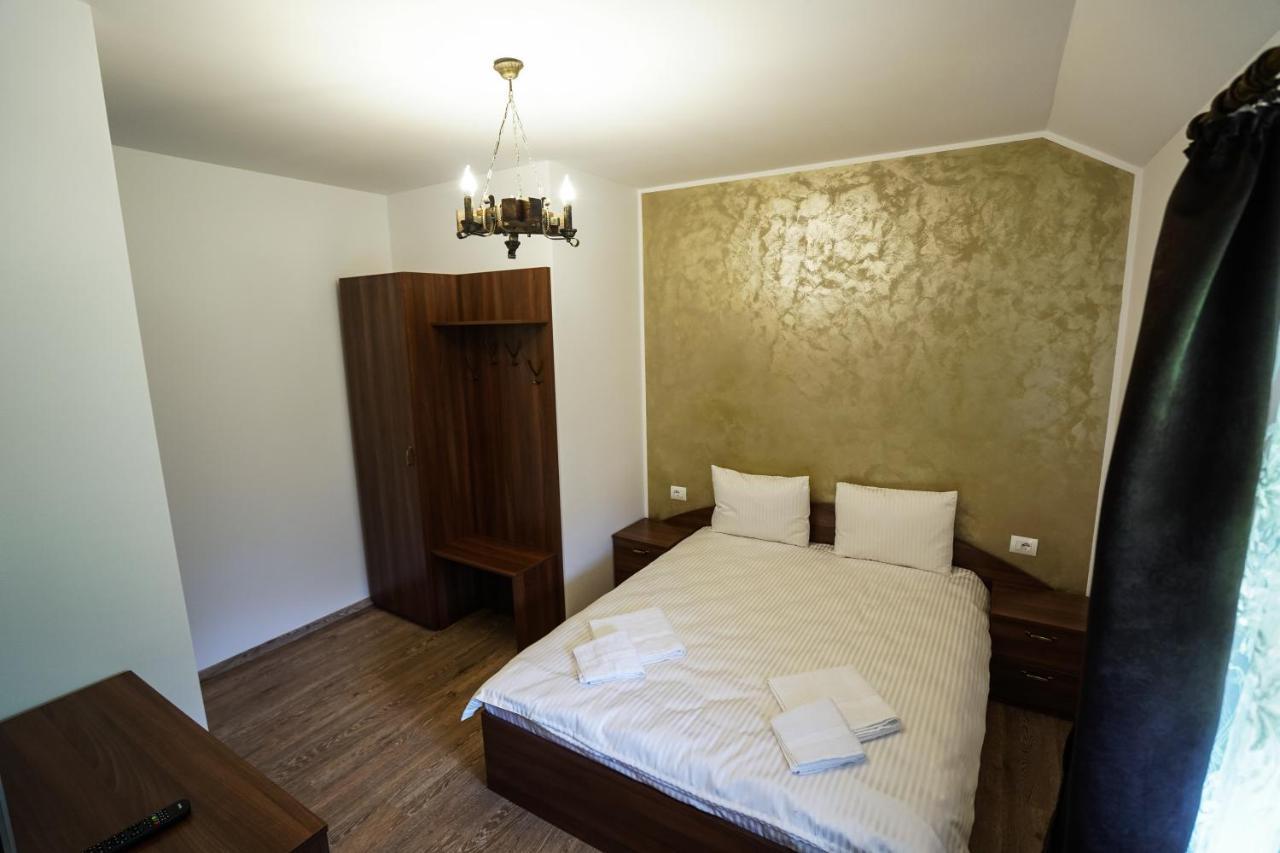 Pensiunea Trei Lalele Moisei Exterior foto