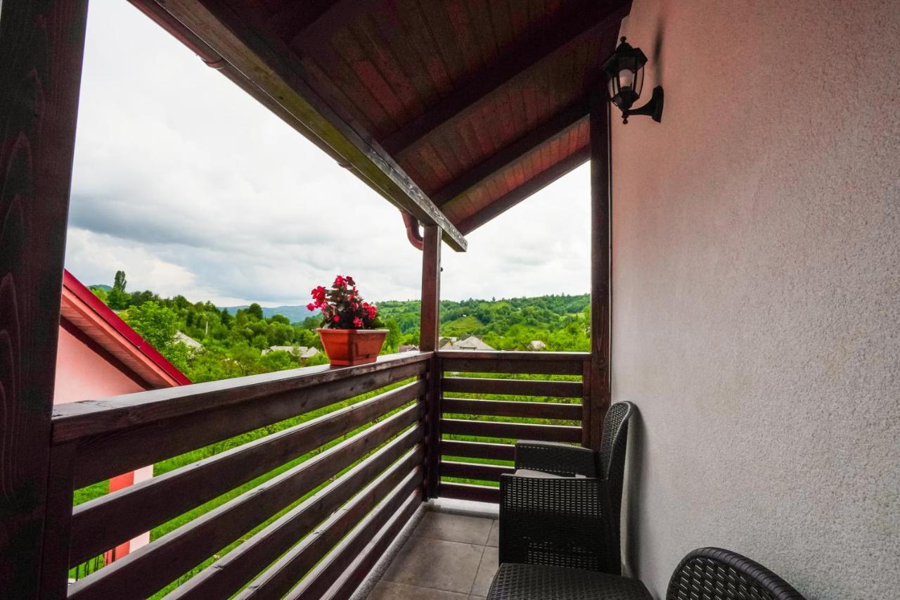 Pensiunea Trei Lalele Moisei Exterior foto