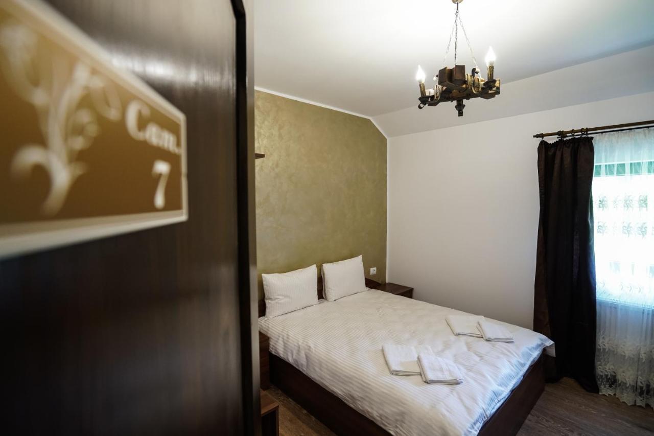 Pensiunea Trei Lalele Moisei Exterior foto